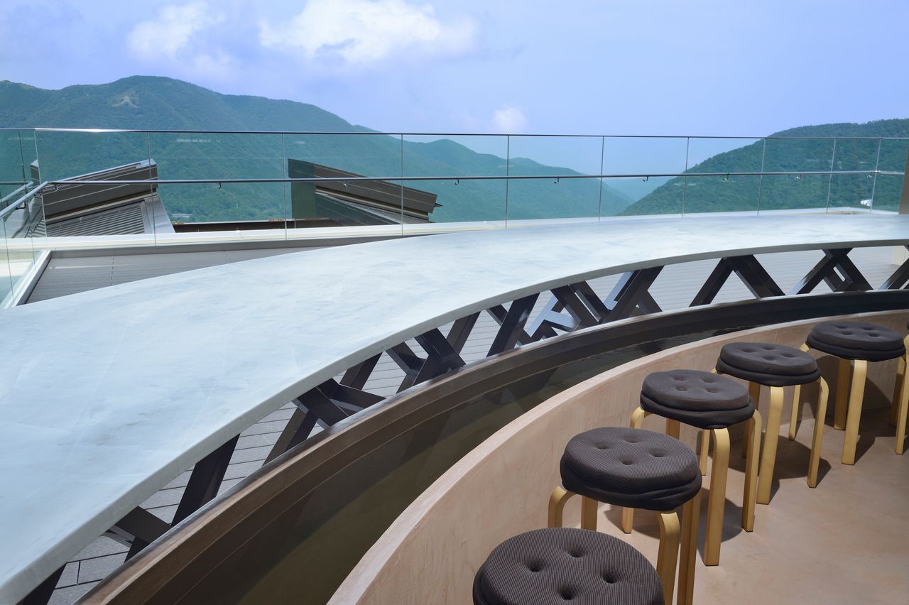 Es un placer disfrutar de un benéfico baño termal contemplando las espectaculares vistas de Sōunzan. (Fotografía cortesía de la Agencia Odakyū)