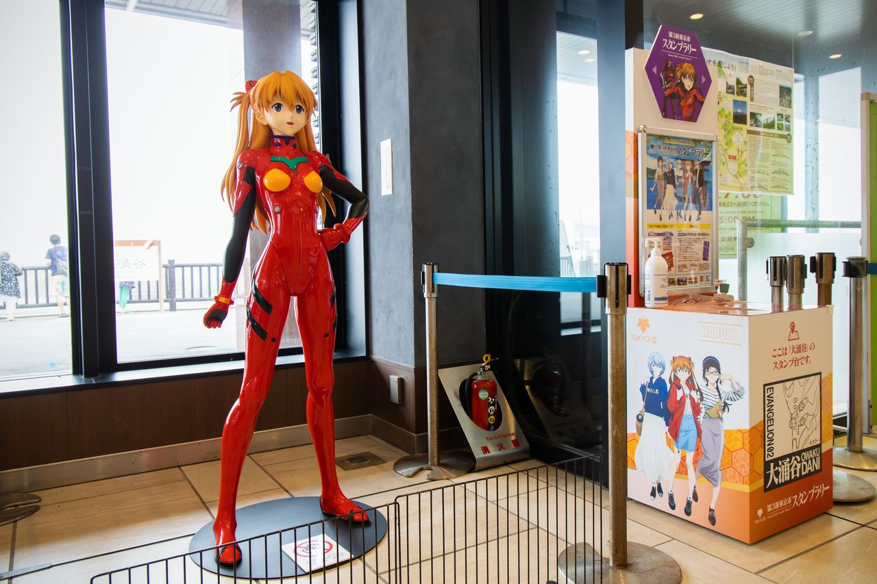 Figura de escala real de Shikinami Asuka Langley y un puesto de colección de sellos recién instalado en la estación de Ōwakudani.