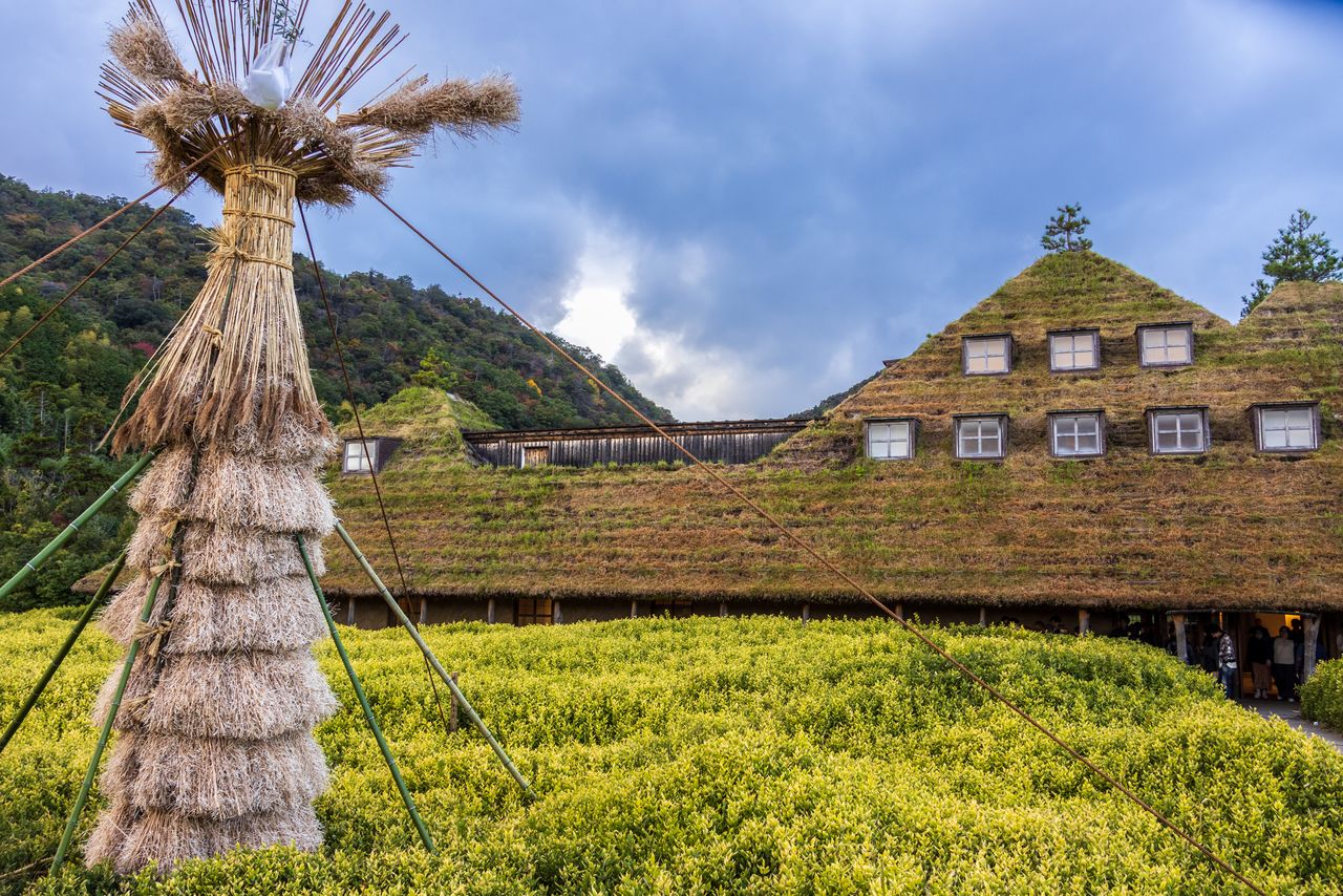 La tienda principal que sirve como entrada a las instalaciones. La antorcha, a la izquierda, se usa durante el festival Hachiman en el santuario local Himure Hachimangū.