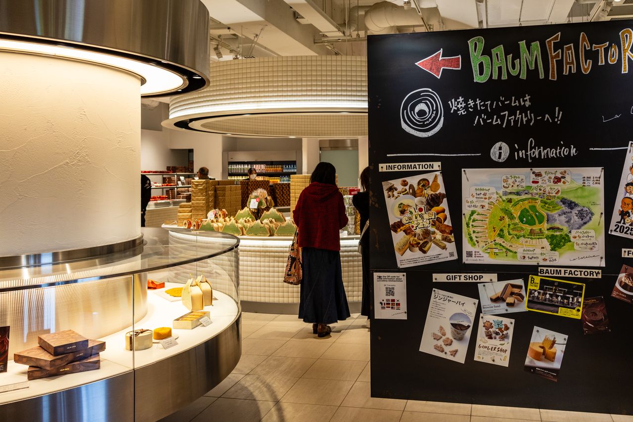 En la tienda de dulces occidentales el visitante puede ver los productos que se sirven en las cafeterías del recinto.