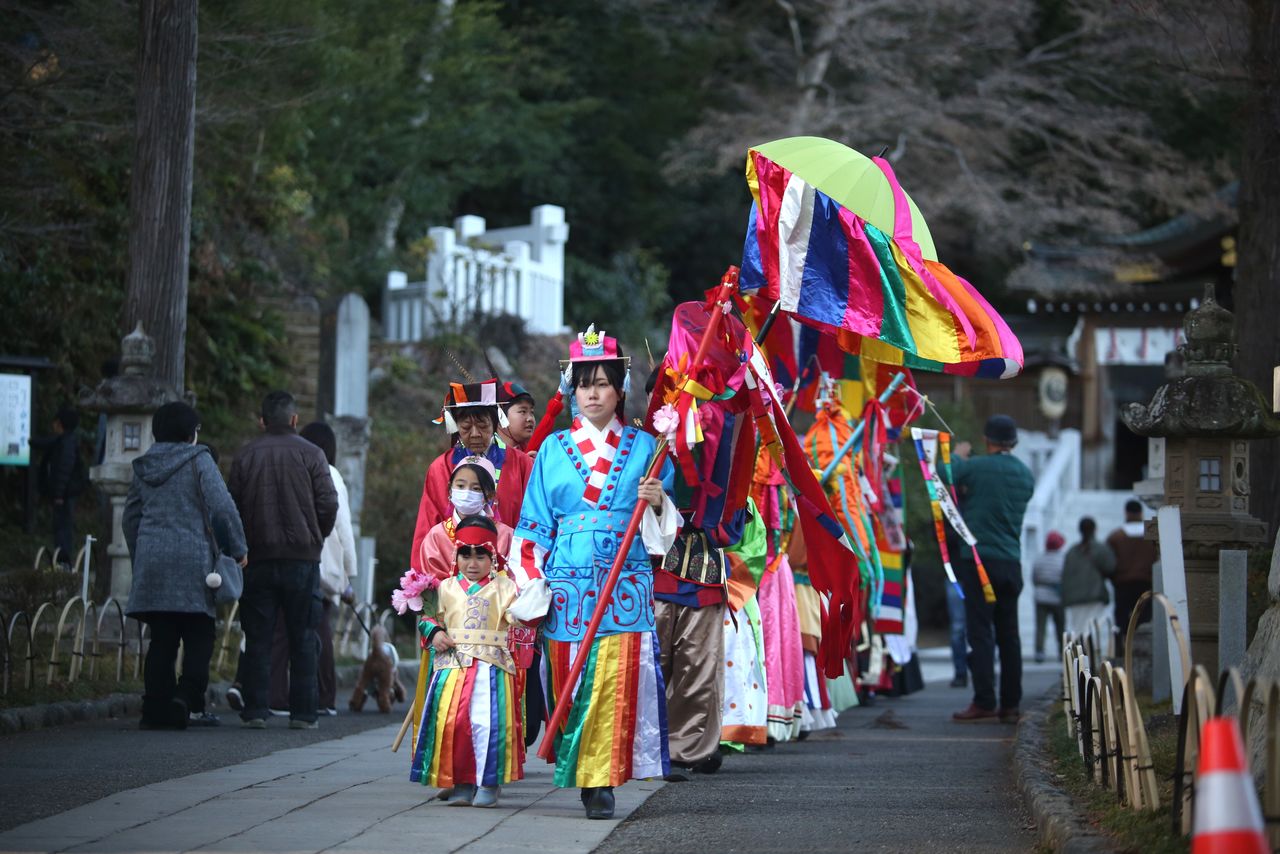 Desfile con trajes antiguos de la corte. (Cortesía del Santuario Koma)