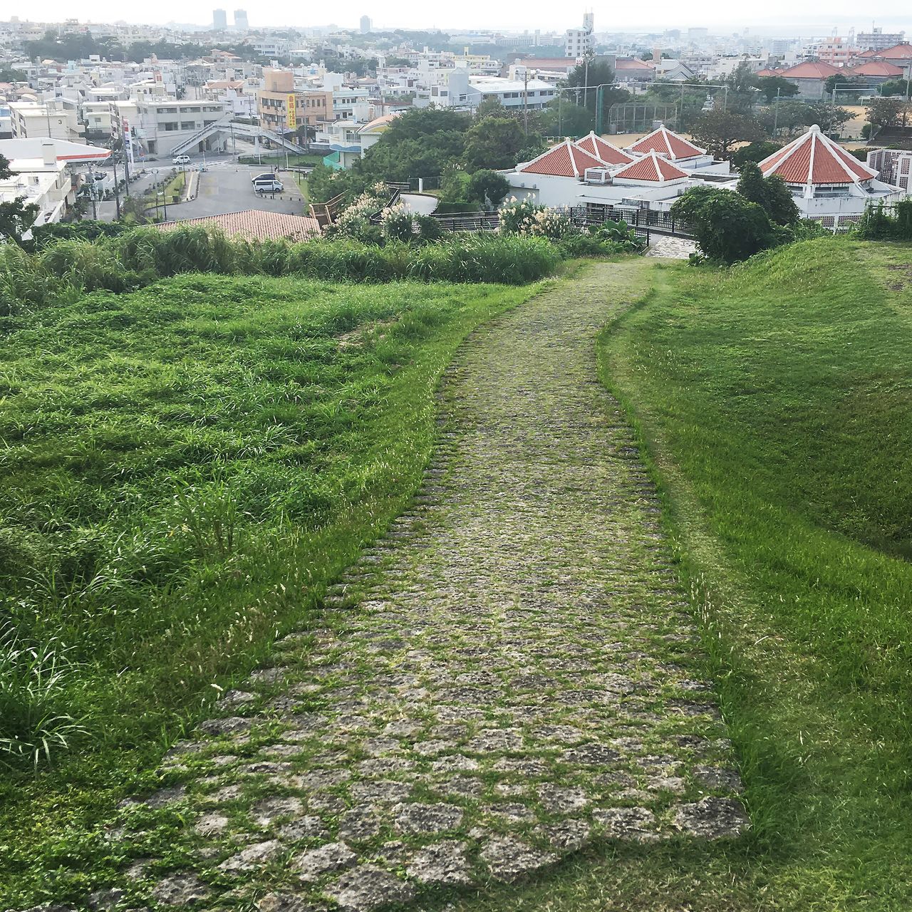 La calzada empedrada fue construida por el rey Shōnei en 1597, y se extendía hasta Shuri, a tres kilómetros y medio al sur-suroeste. (Fotografía: Kitazaki Jirō)