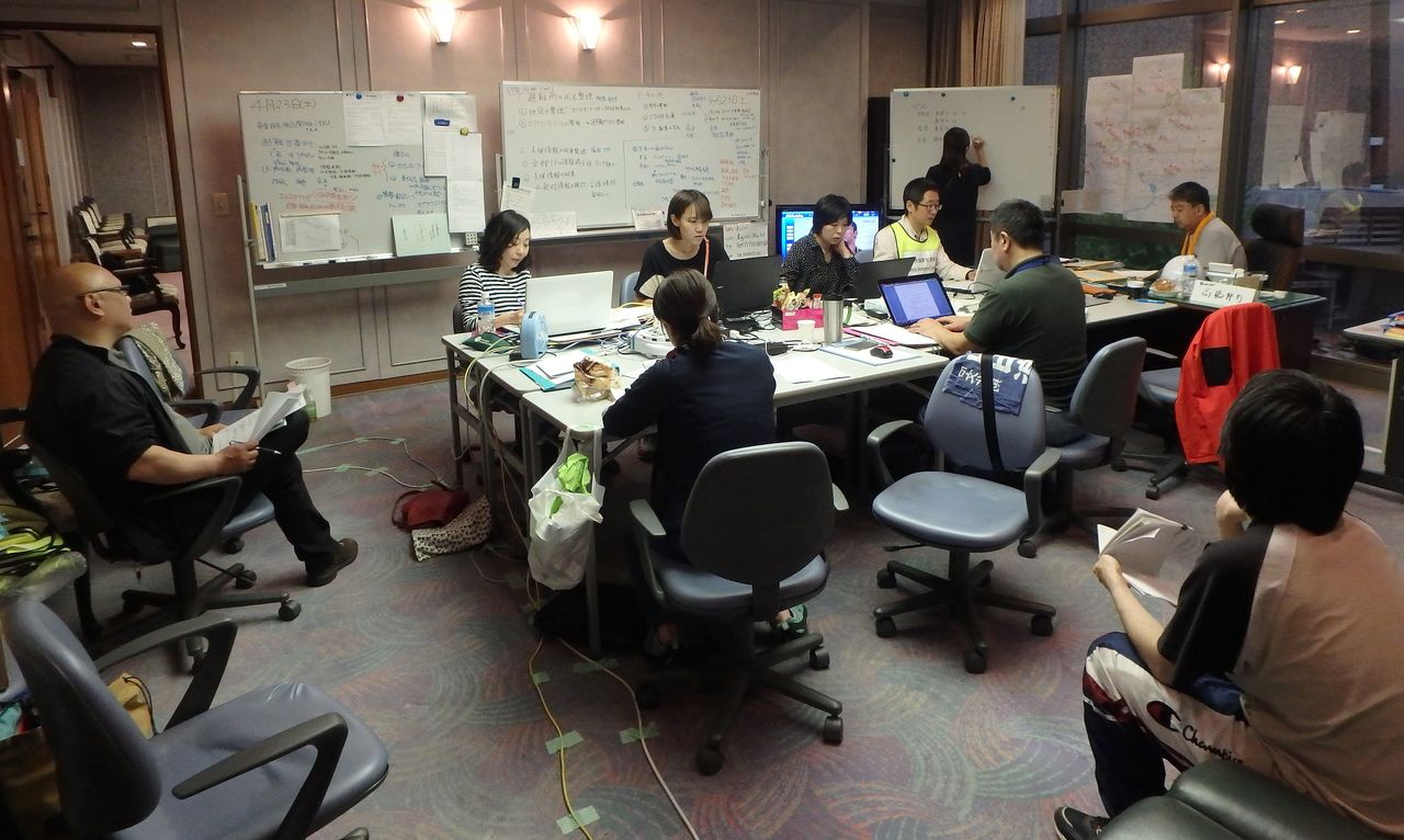 Un centro de asistencia multilingüe para catástrofes, creado tras el terremoto de Kumamoto, 23 de abril de 2016. (Imagen cedida por la Asociación Nacional de Gestores de Convivencia Multicultural / Jiji)