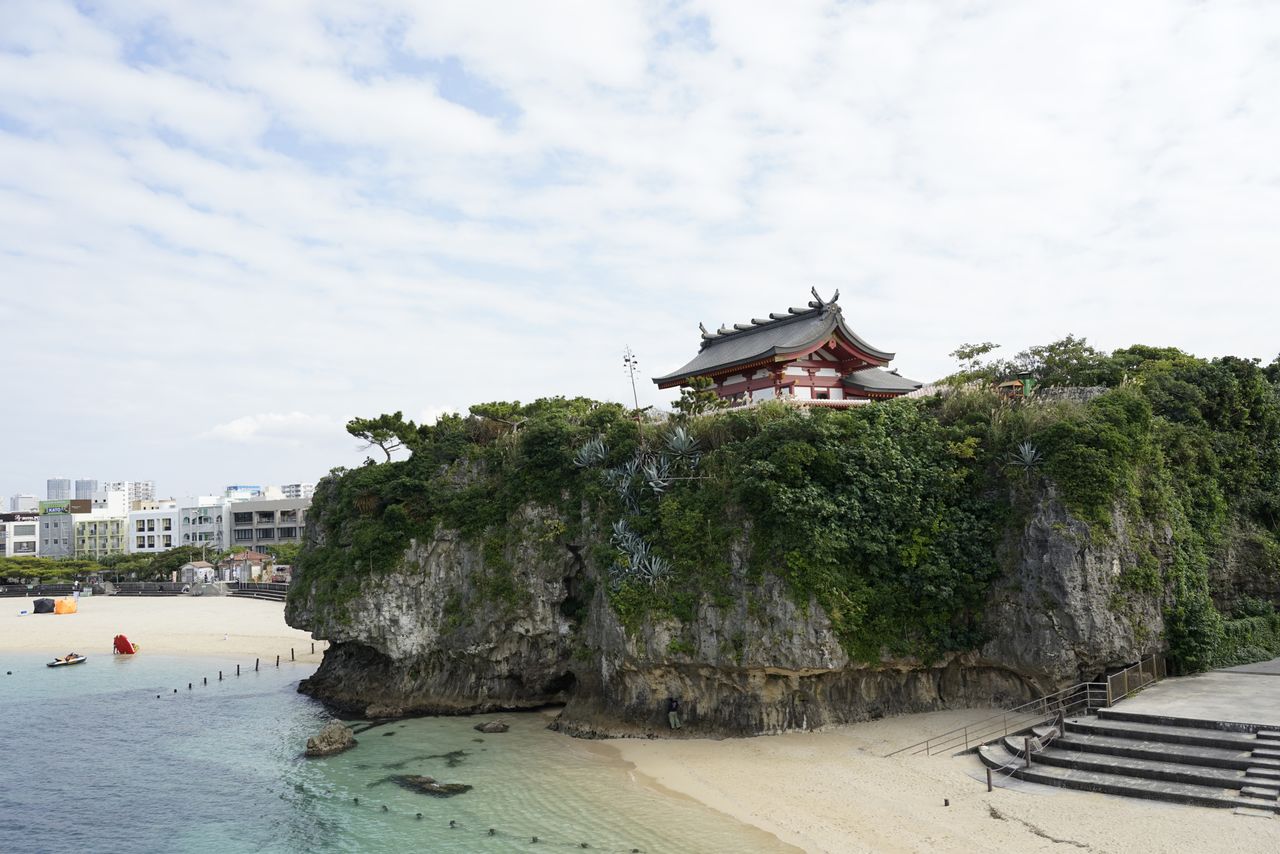 Vista panorámica del santuario de Naminoue desde el puente de Naminoue. (Fotografía: Ōsaka Hiroshi.)