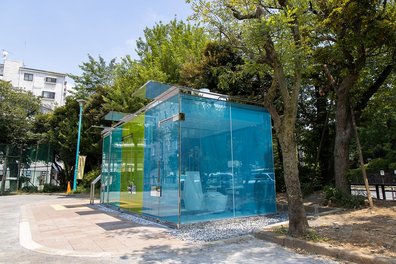 Los baños transparentes, en colores distintos, del Parque Comunitario Haruno Ogawa. Desde lejos se puede confirmar el interior del baño.