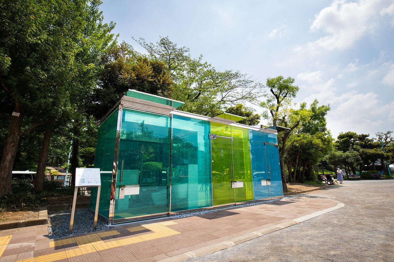 Los baños del Parque Comunitario Haruno Ogawa tienen colores fríos, mientras que los del Miniparque de Yoyogi Fukamachi, colores cálidos.