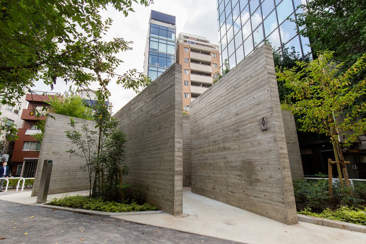 Un conjunto de paredes de cemento inorgánico dio como resultado una construcción elegante de estilo primitivo.