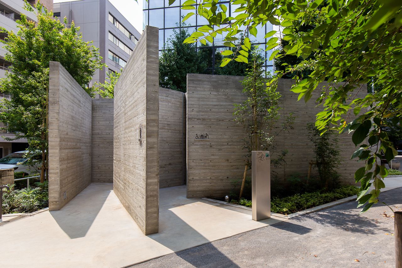 La entrada al baño de hombres parece un laberinto, pero el baño multiusos está ubicado en un lugar accesible.