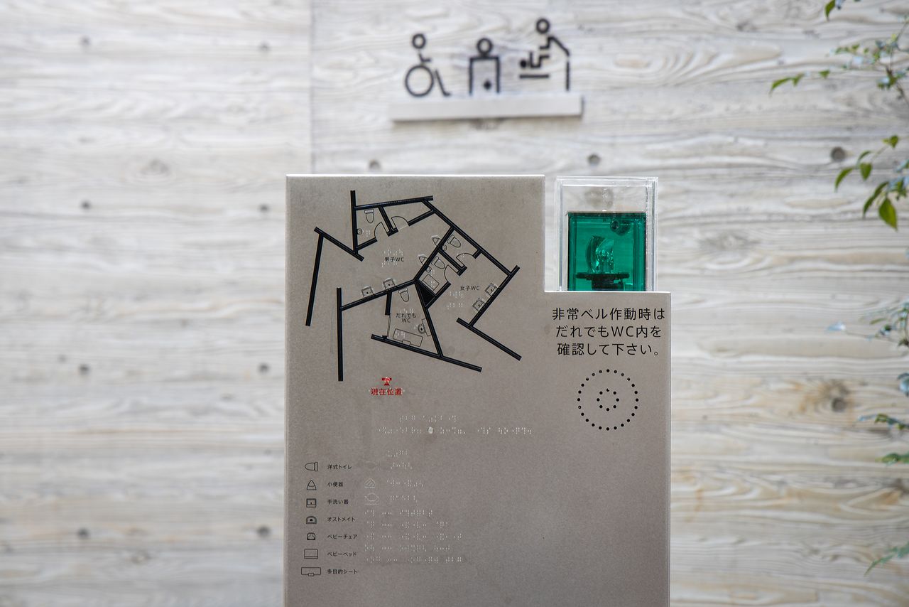 Plano detallado de los baños mostrando el diseño meticuloso. También cuentan con luces de emergencia en lugares visibles, algo que genera seguridad.