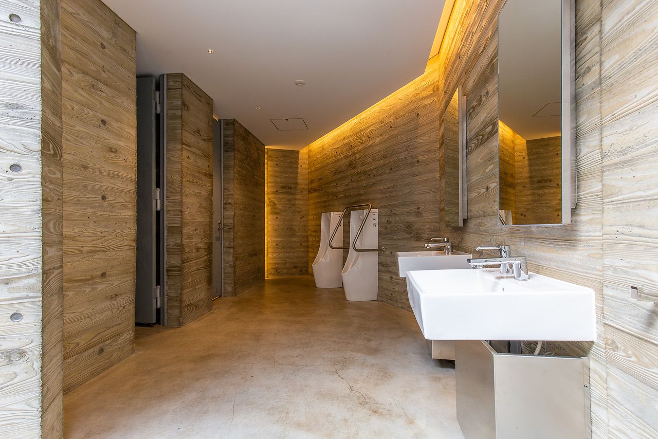 Un espacio limpio y amplio que contrasta con la idea que tenemos de un baño público.