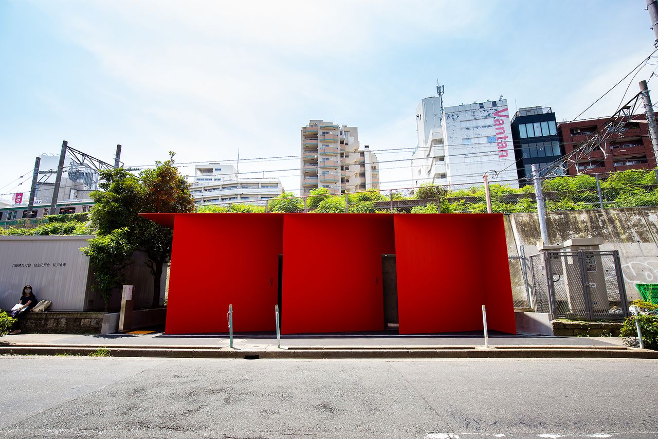 Unos baños de color rojo vívido que aparecieron en el caos junto a las vías del tren.