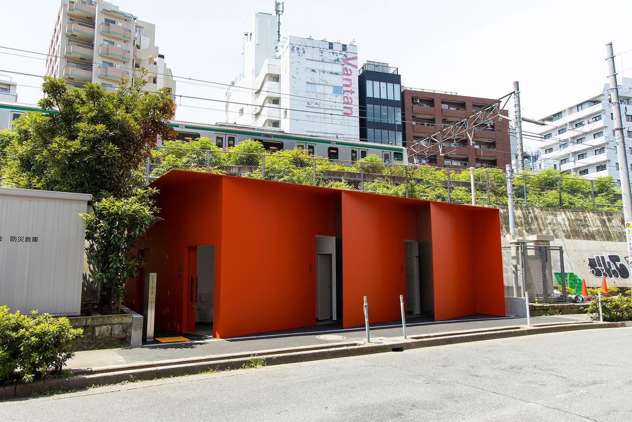 Caminando desde la estación de Ebisu se pueden ver las entradas a lo lejos.