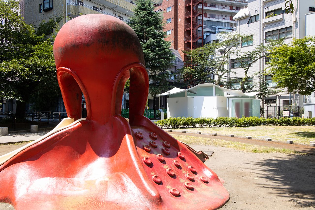 El símbolo del parque, el tobogán del pulpo junto al “baño del calamar”.