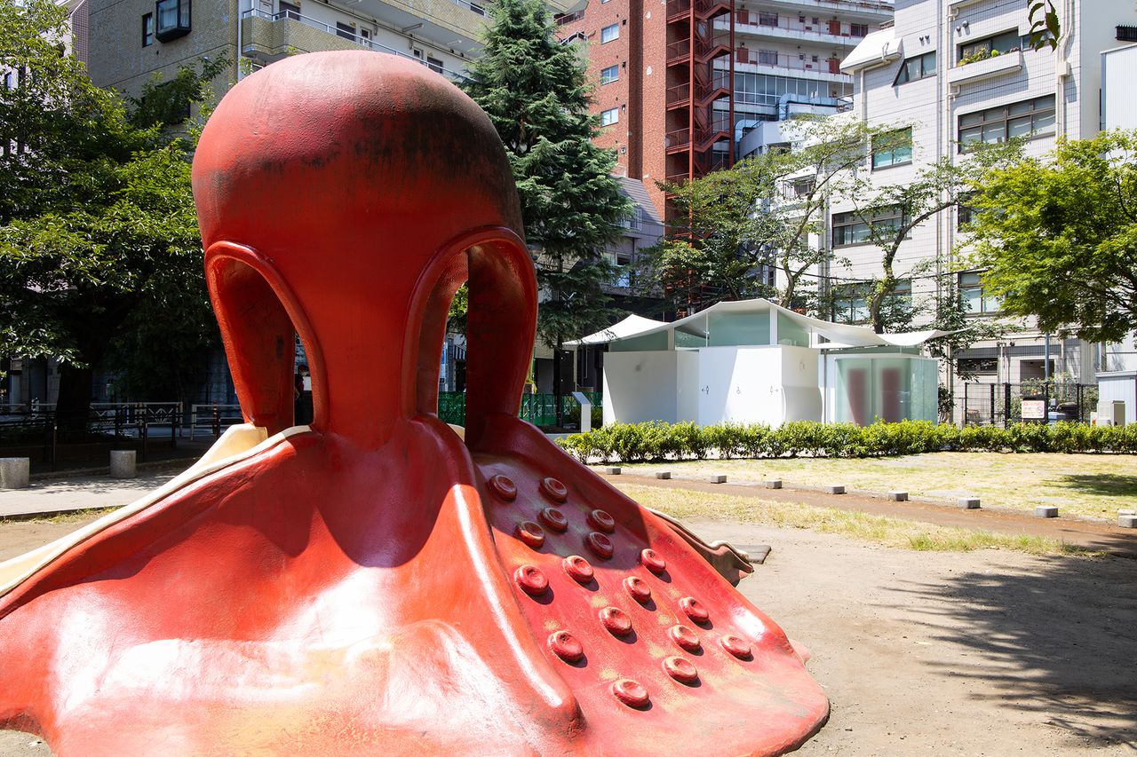 El símbolo del parque, el tobogán del pulpo junto al “baño del calamar”. 