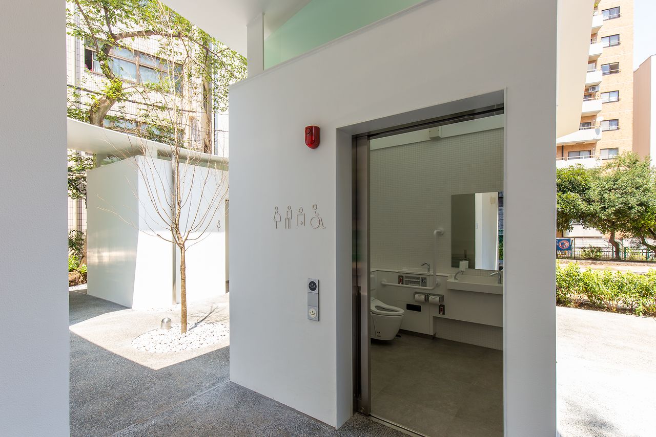 El patio se puede observar desde el baño multiusos. Un escondite perfecto para los juegos de los niños.