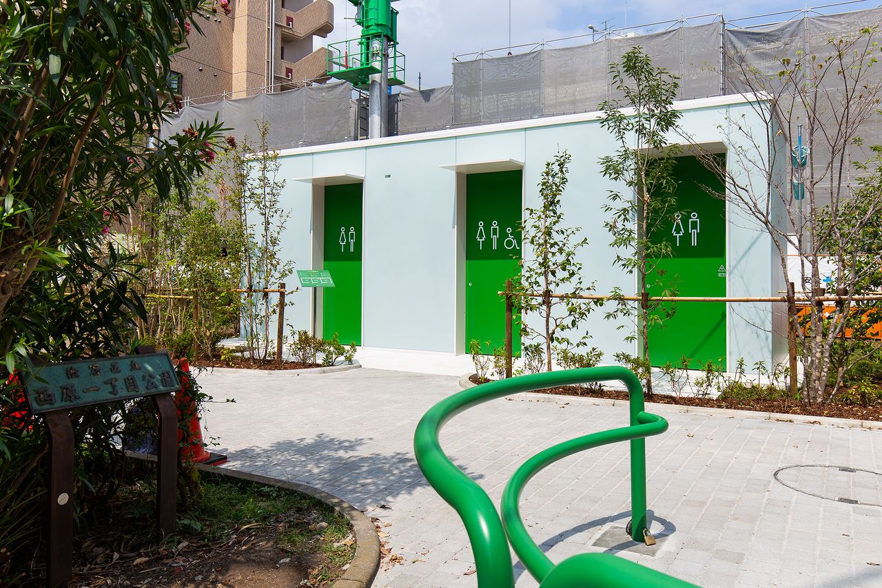 Un exterior simple que refleja pulcritud y armoniza con el parque, características que crean un ambiente atractivo para los usuarios.