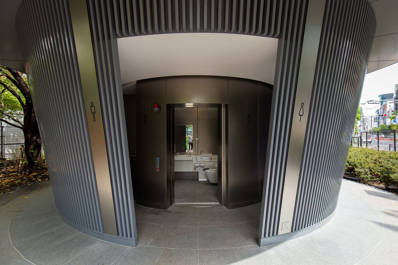 La entrada al baño multiusos se encuentra al frente, mientras que los baños de hombres y mujeres están a la izquierda y derecha, respectivamente.