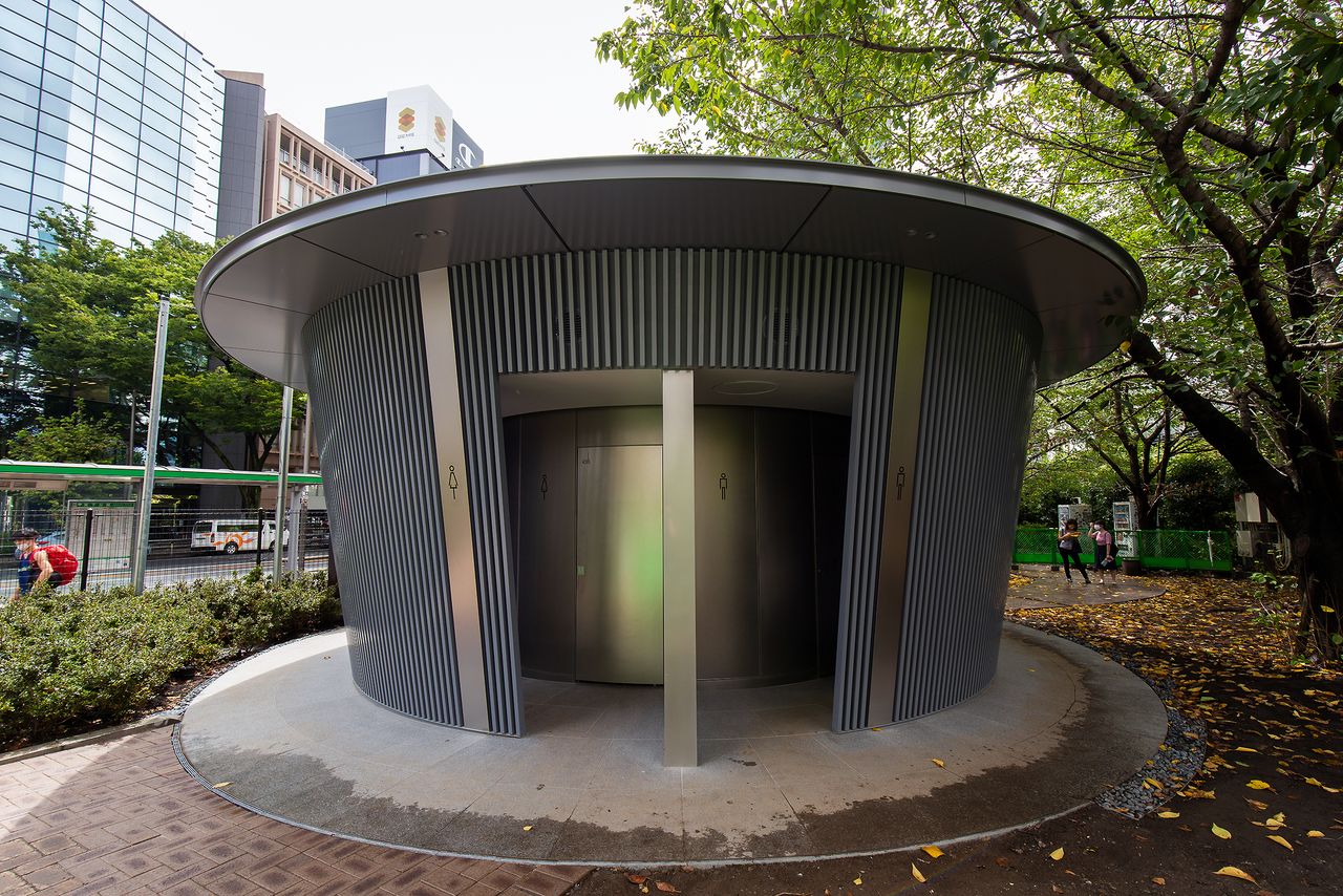 En la entrada del lado de Harajuku hay una pared divisoria en el centro. Parece un pabellón que se levanta en medio de un bosque.