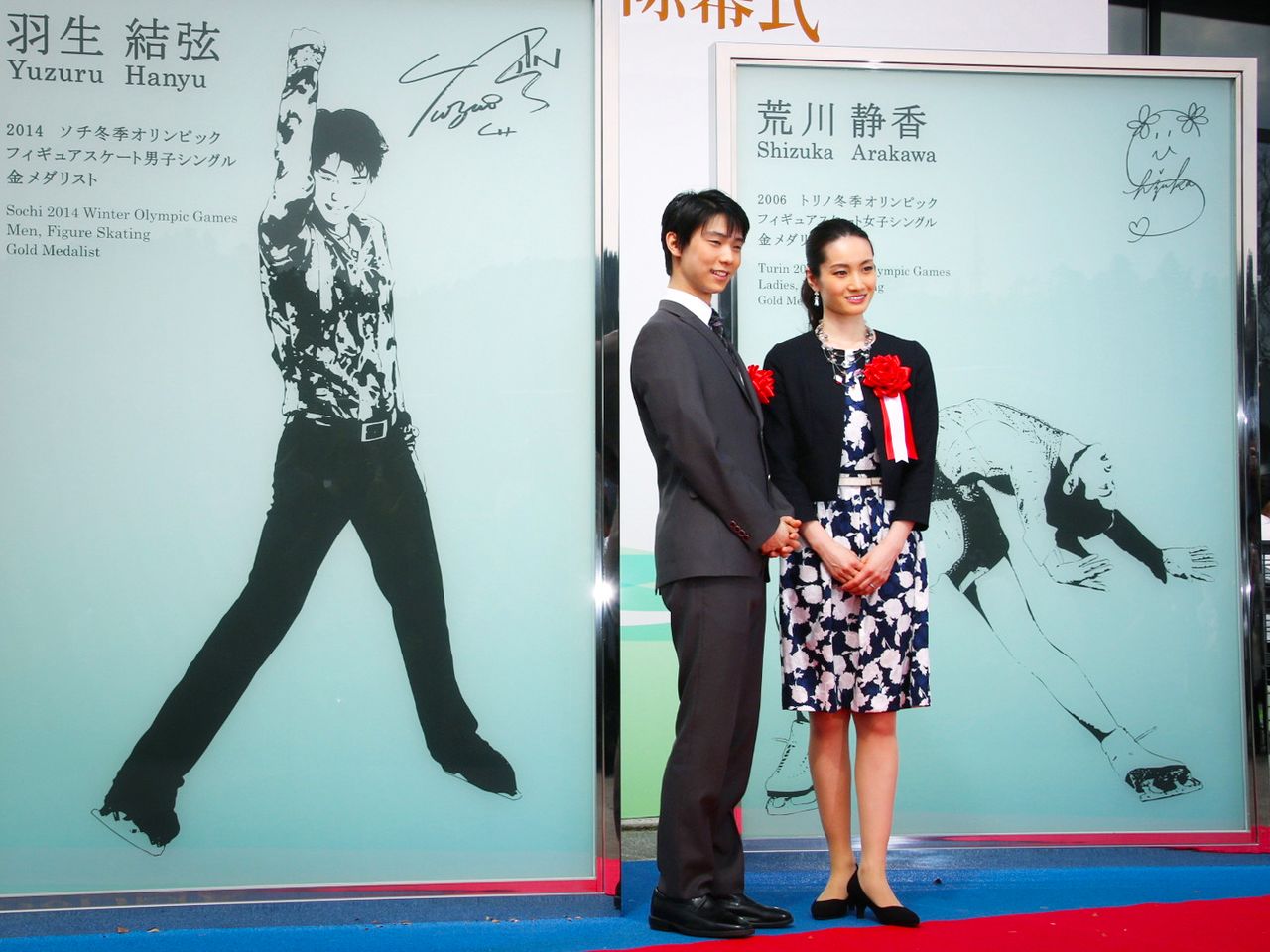 Arakawa Shizuka (derecha) y Hanyū Yuzuru en la develación de los monumentos en abril de 2017. (© Jiji)