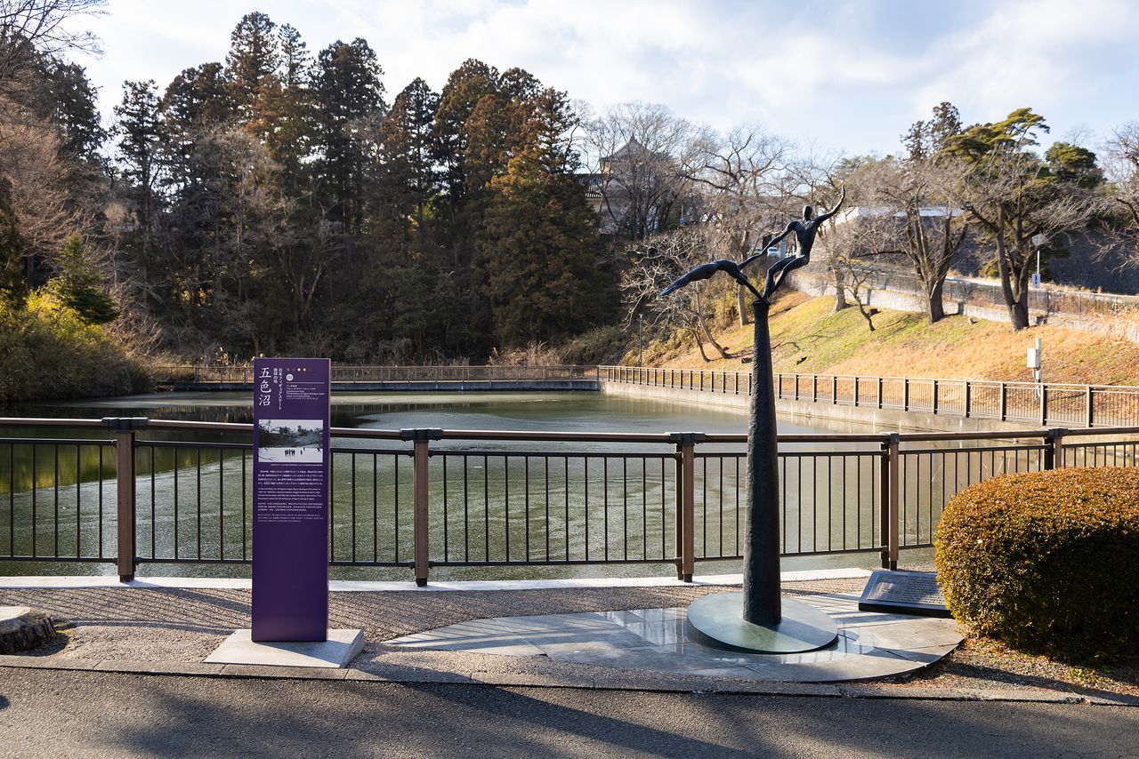 El estanque Goshiki se encuentra a unos 15 minutos a pie desde las ruinas del castillo de Sendai. En el lugar hay una escultura que representa al patinaje en pareja. (Redacción de nippon.com)