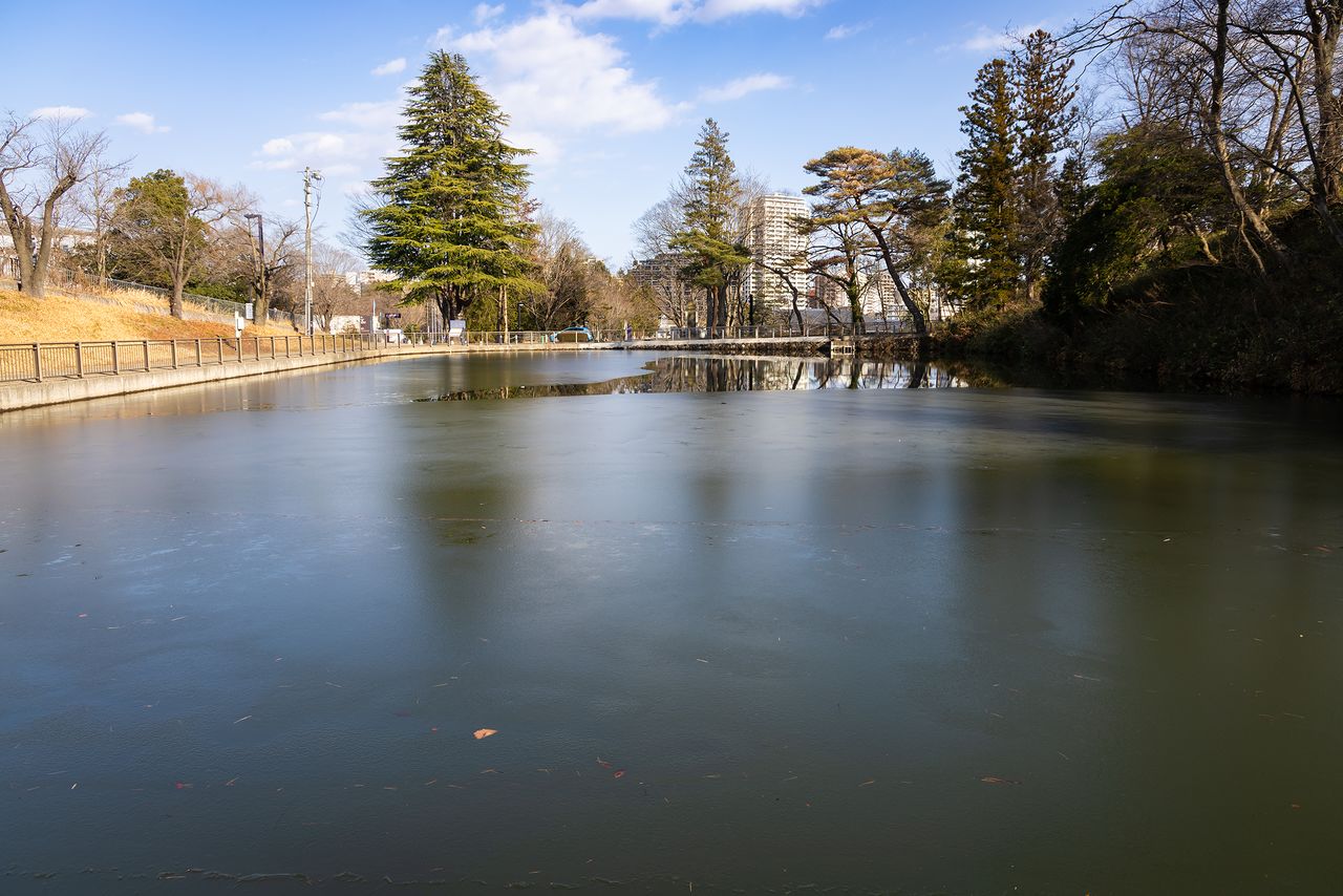 Debido al calentamiento global, entre otros factores, ahora solo se forma una delgada capa de hielo y no se puede patinar en el estanque. (Redacción de nippon.com)