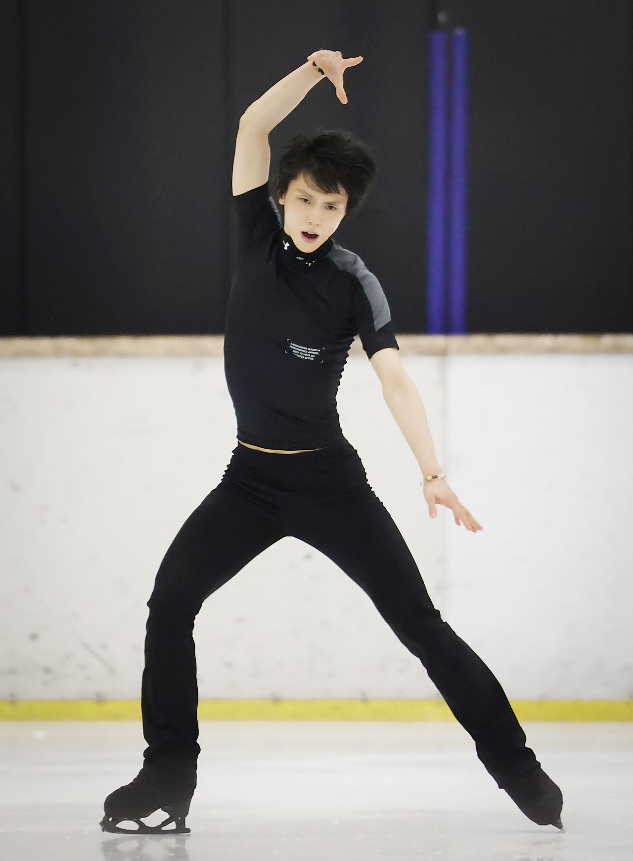 Una práctica de Hanyū en la pista Ice Rink Sendai abierta al público después de convertirse en profesional el 10 de agosto de 2022. (© Jiji)