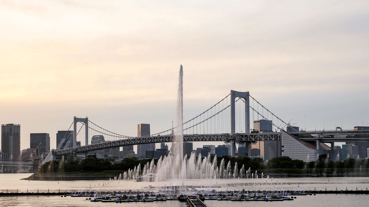 La gran fuente con los rascacielos al fondo. Su altura parece competir con la de la Torre de Tokio al superponerse. (Fotografía de Shōji Takeshi)