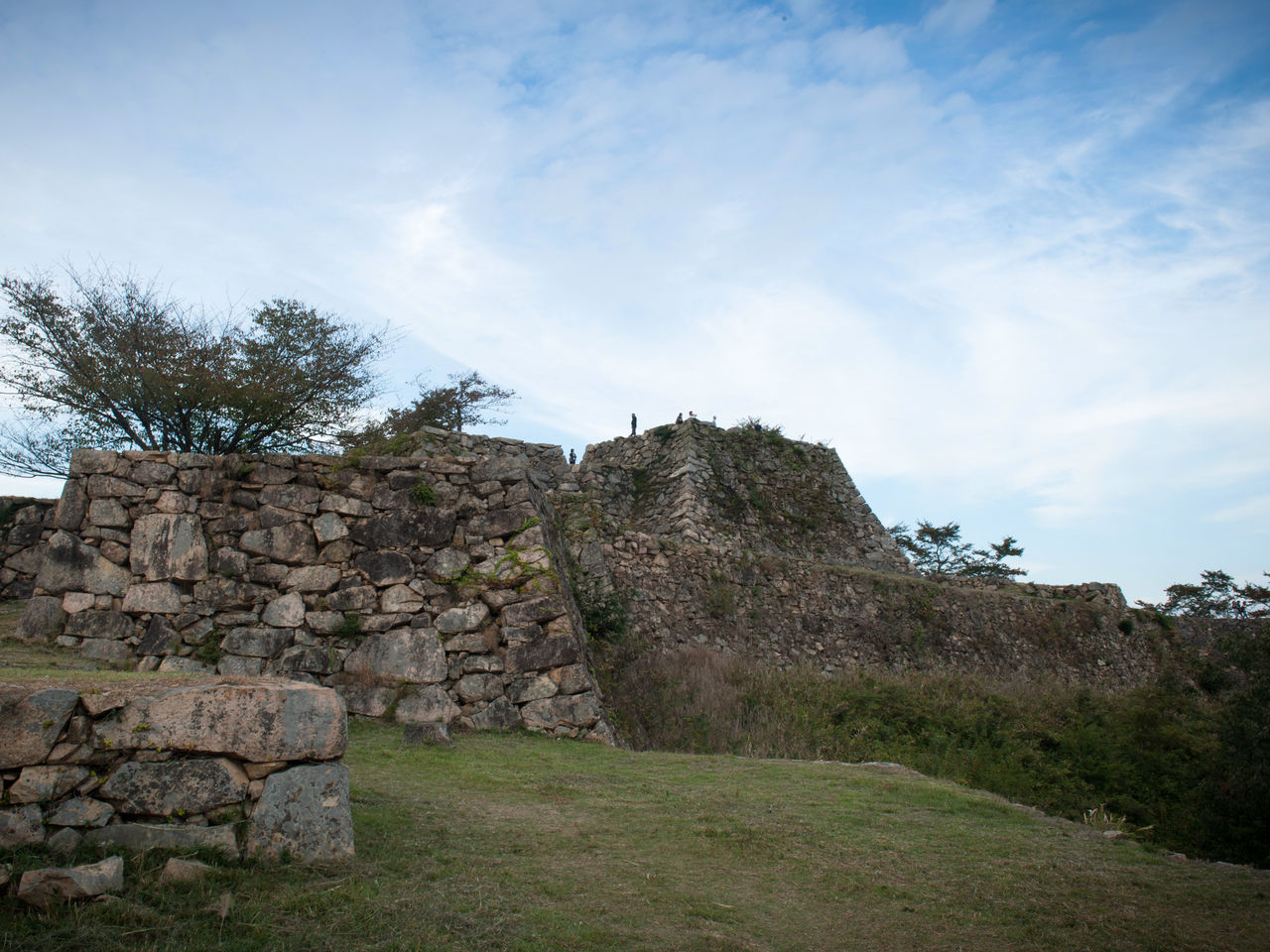 Los muros construidos con piedras naturales apiladas y que apenas fueron talladas son magníficos.