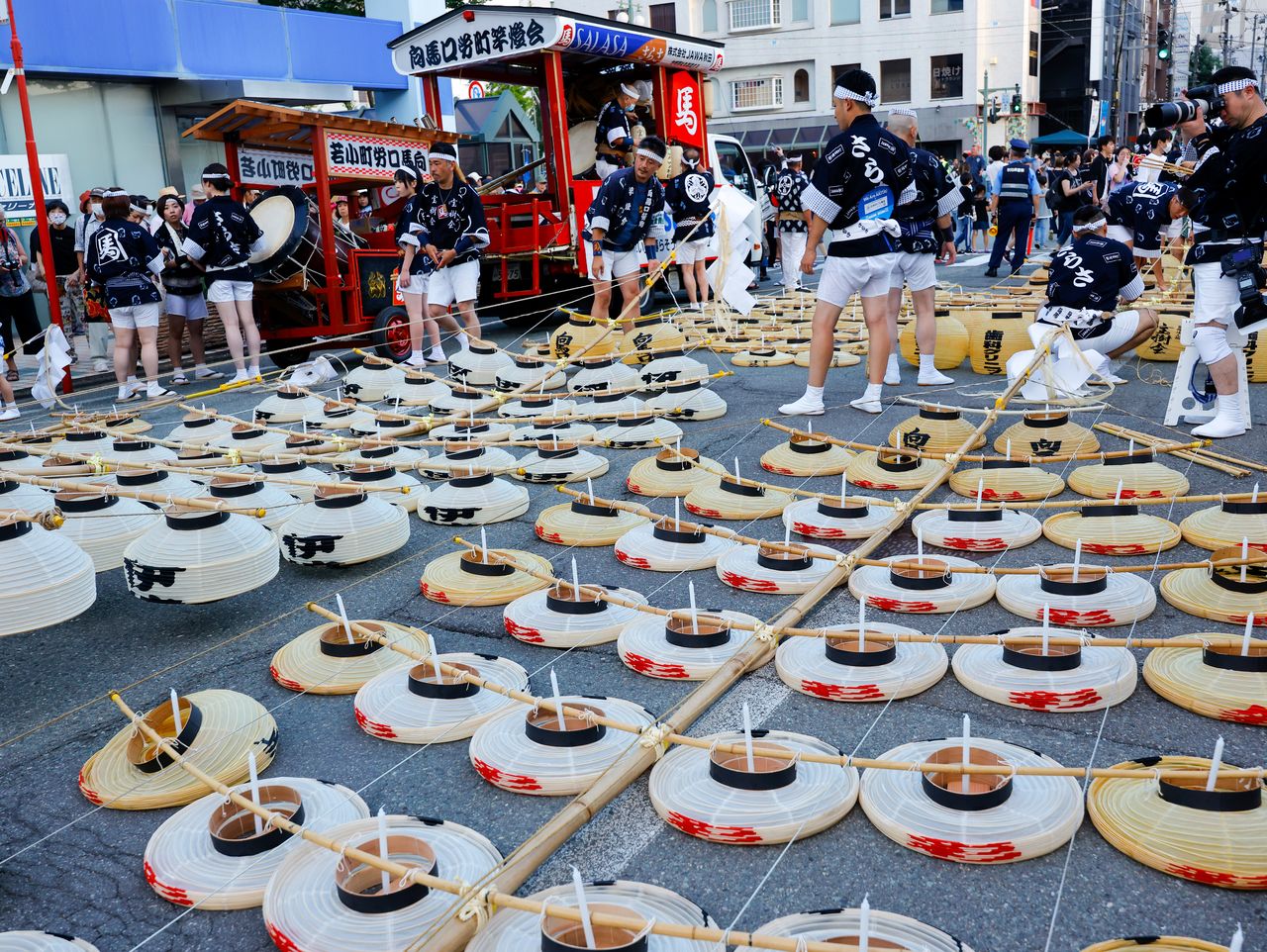 En el festival Akita Kantō se usan unos 10.000 farolillos con vela.