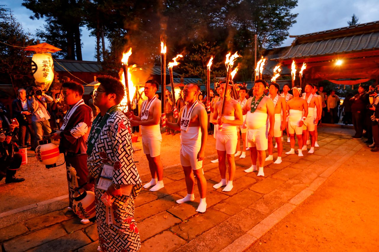 Los corredores del fuego sagrado a la espera de la salida.