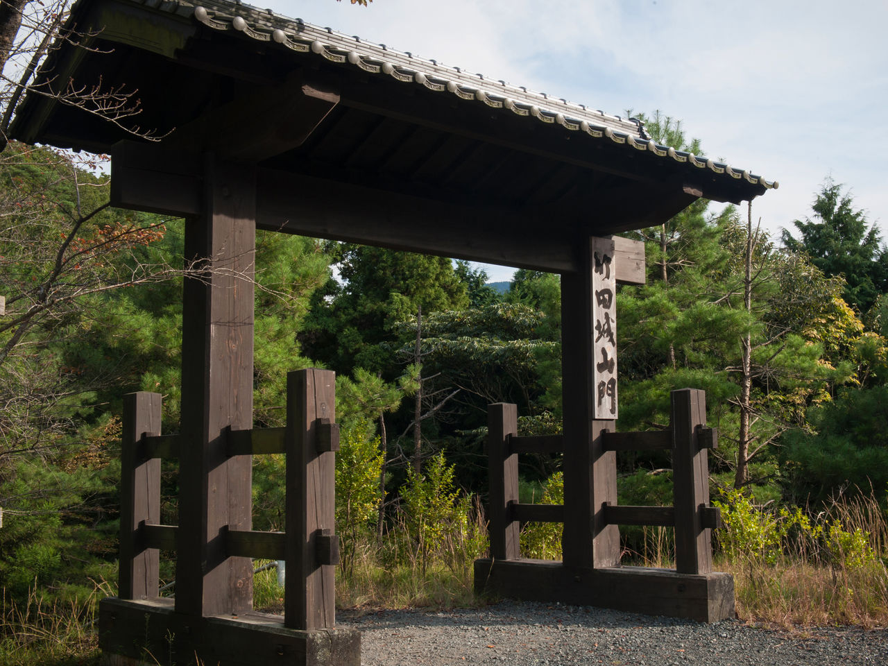 La puerta de montaña del castillo de Takeda está situada junto al aparcamiento en la ladera. Es el punto de partida de la ruta de Ōtemon.