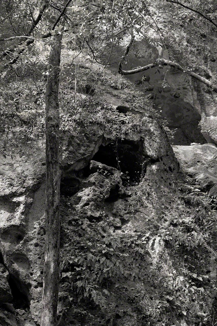 La roca sagrada considerada repositorio de los dioses. Fotograf&iacute;a de Ōsaka Hiroshi.