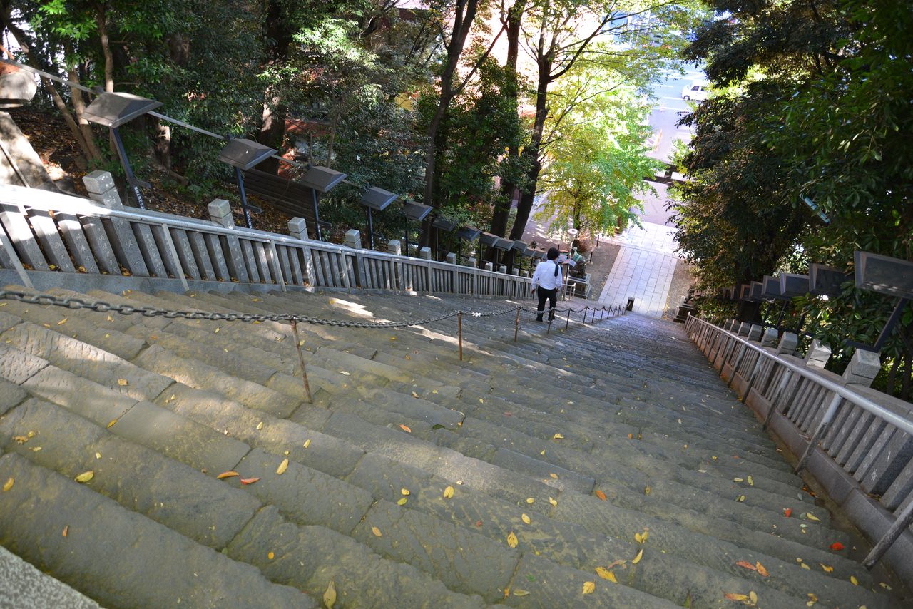 La famosa escalera del santuario de Atago cuenta con una cadena para agarrar, a medida que subimos los empinados escalones. (© nippon.com)