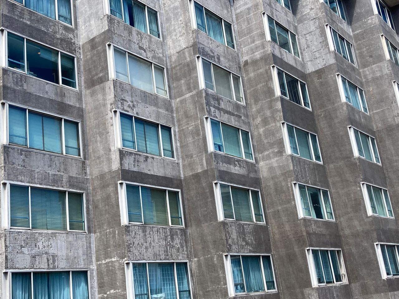 La fachada gris de Coop Olympia era el culmen del lujo en viviendas urbanas, en los sesenta. (© Gianni Simone)
