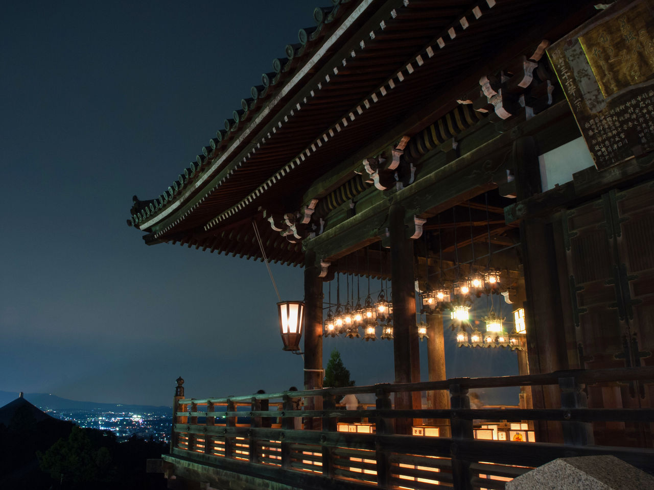 El Nigatsudō está abierto las 24 horas. Puede disfrutar de una vista panorámica nocturna de Nara. 
