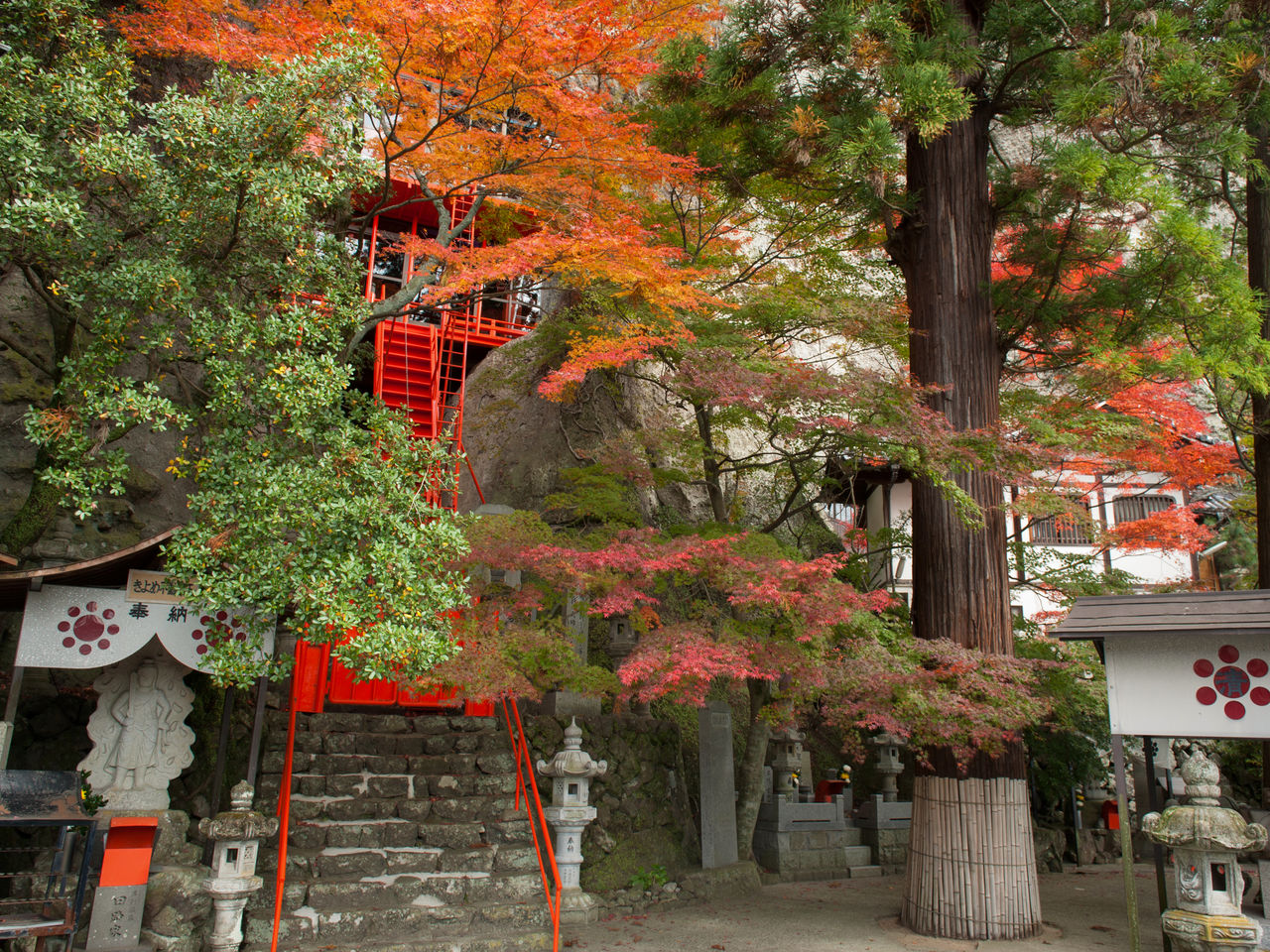 Kiyotakisan, un templo budista donde se reparten tablillas consagradas. Está en la carretera Kankakei.