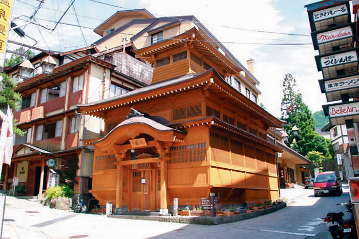 La fachada de la casa de baños públicos Ōyu.