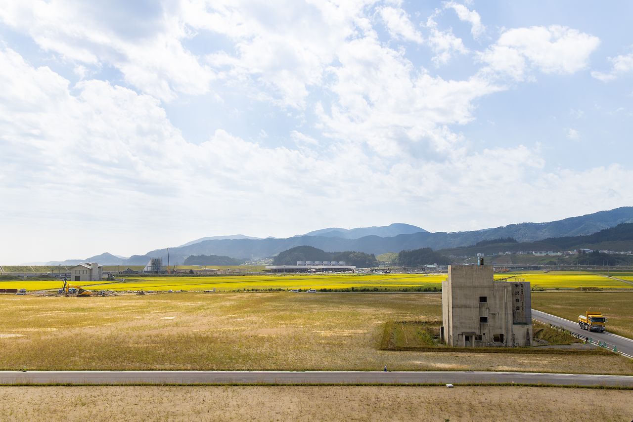 Al centro, el Museo Conmemorativo del Tsunami del Gran Terremoto del Este de Japón visto desde una colina. El edificio triangular a la izquierda es Tapikku 45.