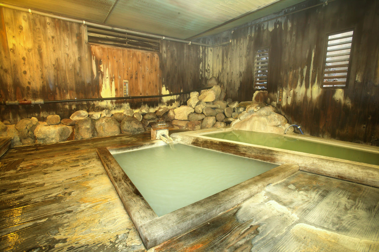 El baño interior de la posada Ebisuya en Motoyu.