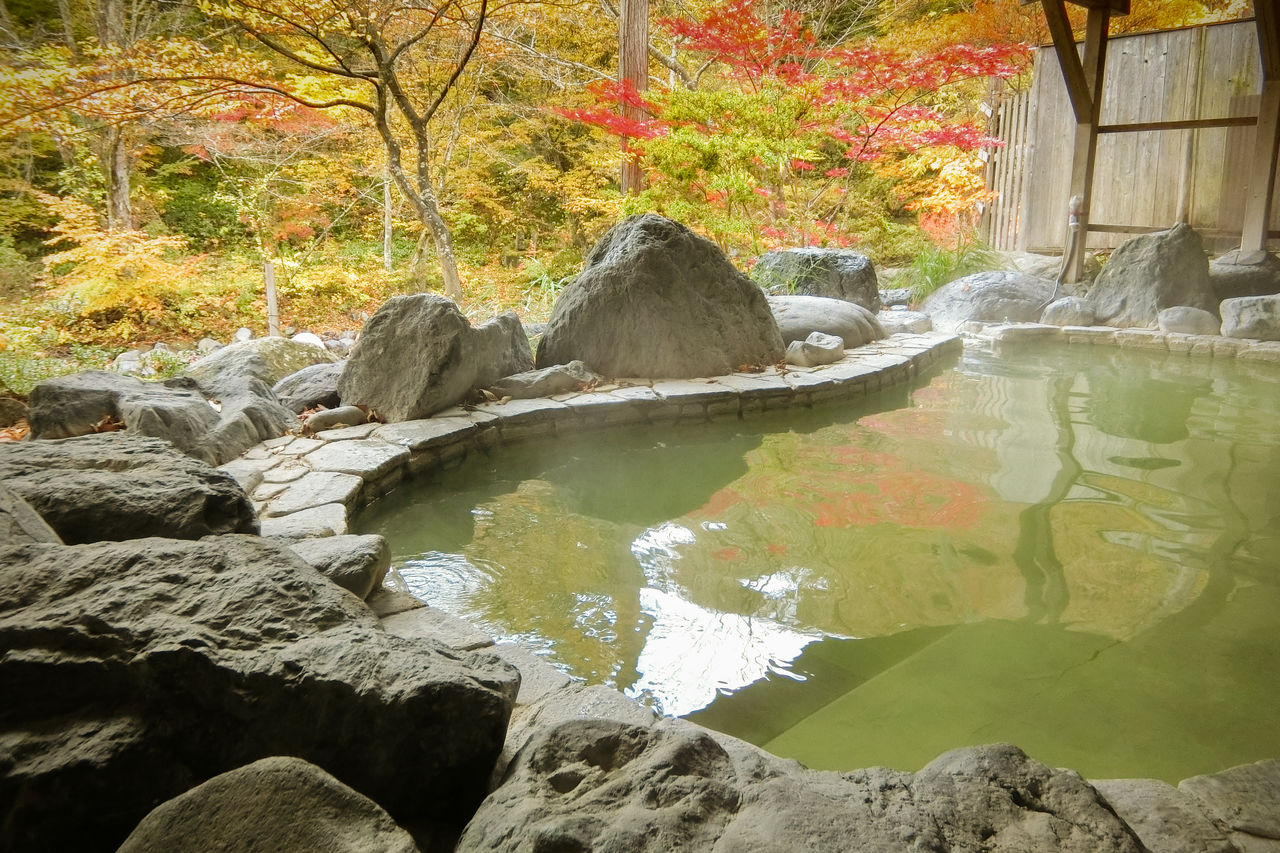 El baño al aire libre de la posada Gensenkan en Motoyu.