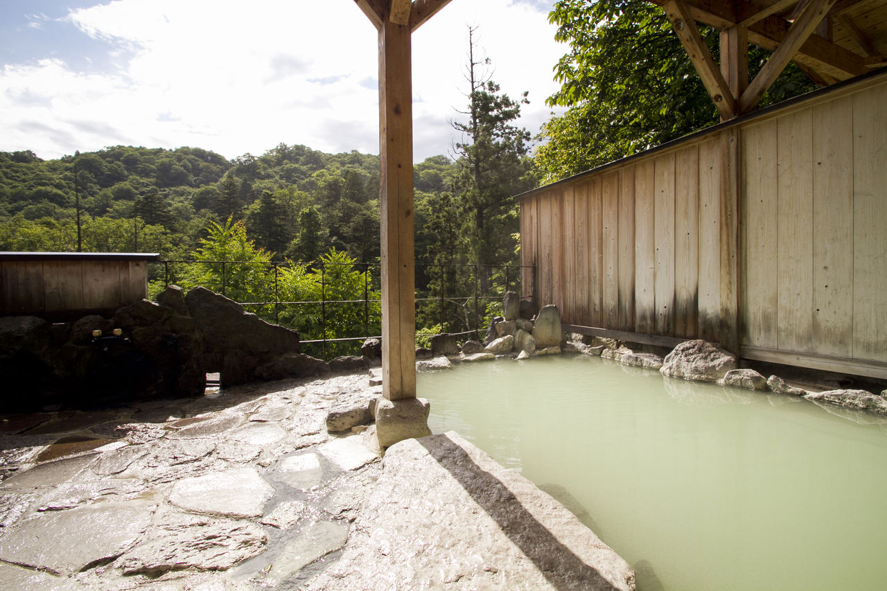 El baño al aire libre de la posada Ōidekan en Motoyu.