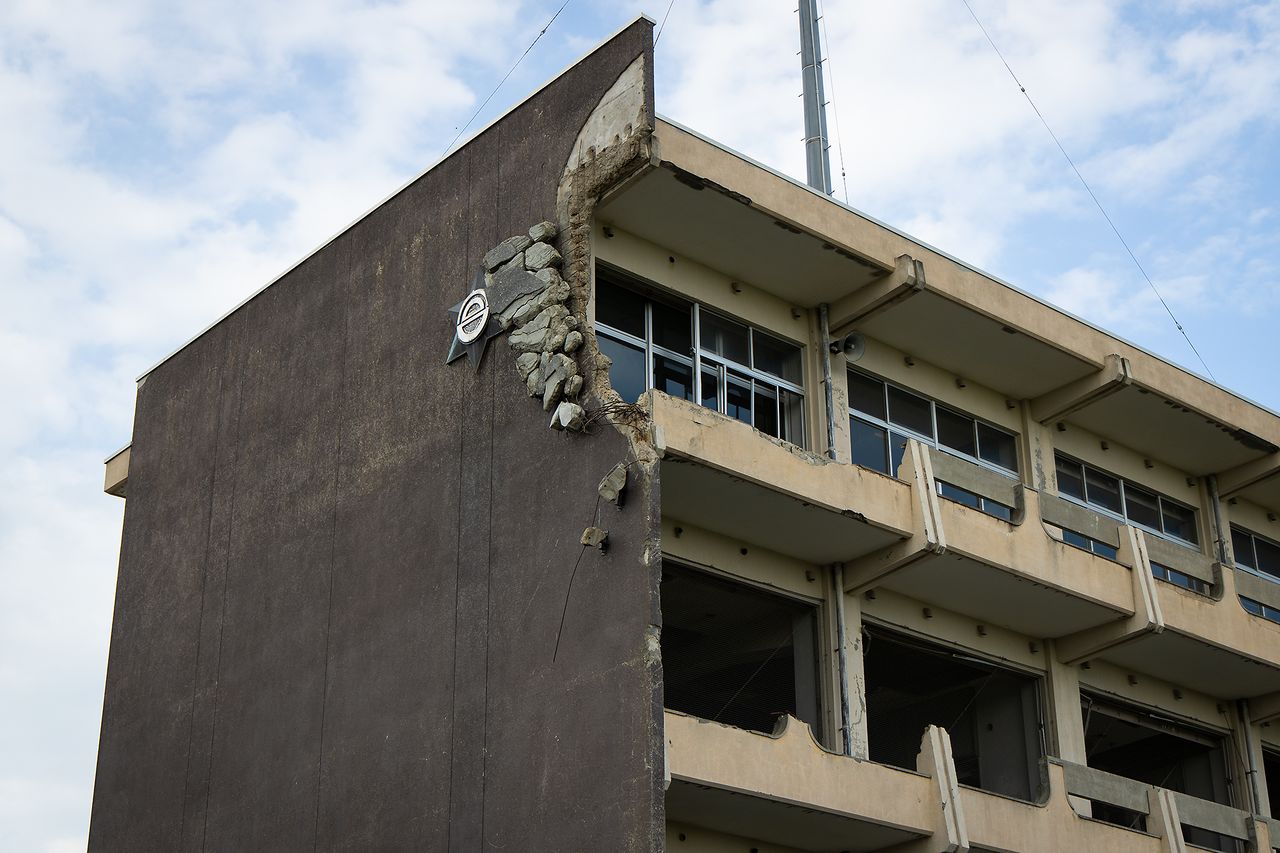 Los vestigios del impacto de los edificios de la planta de congelación contra el edificio revelan la potencia del tsunami. 