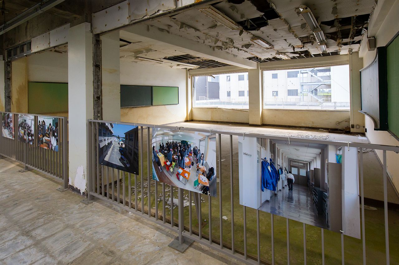 En el pasillo del edificio norte se exponen fotos de la vida escolar anterior al desastre. 
