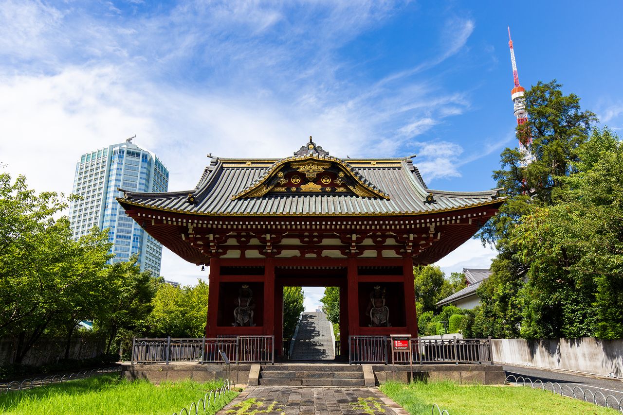 El portal Sōmon del antiguo mausoleo Taitoku-in (nombre póstumo del shogun Hidetada) sobrevivió a la Segunda Guerra Mundial. Se localiza dentro del parque Shiba, a la entrada del hotel The Prince Tower Tokyo y es administrado por el Tokyo Prince Hotel.
