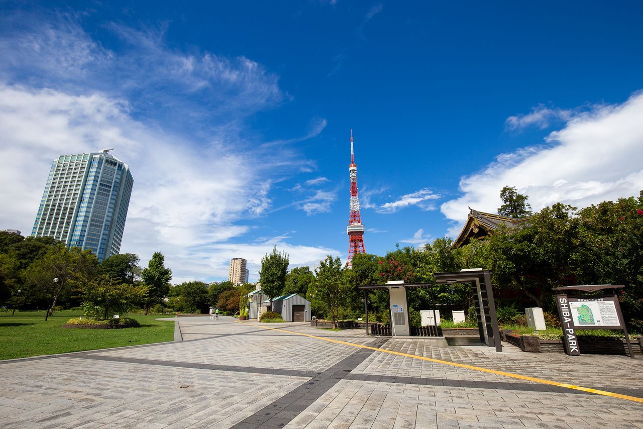 El parque Shiba fue uno de los primeros parques designados, junto al de Ueno y otros, por el Gobierno de Japón. El parque Shiba era parte del recinto del Zōjōji, pero ahora es un oasis dentro de la metrópolis. A la izquierda, el hotel The Prince Park Tower Tokyo.