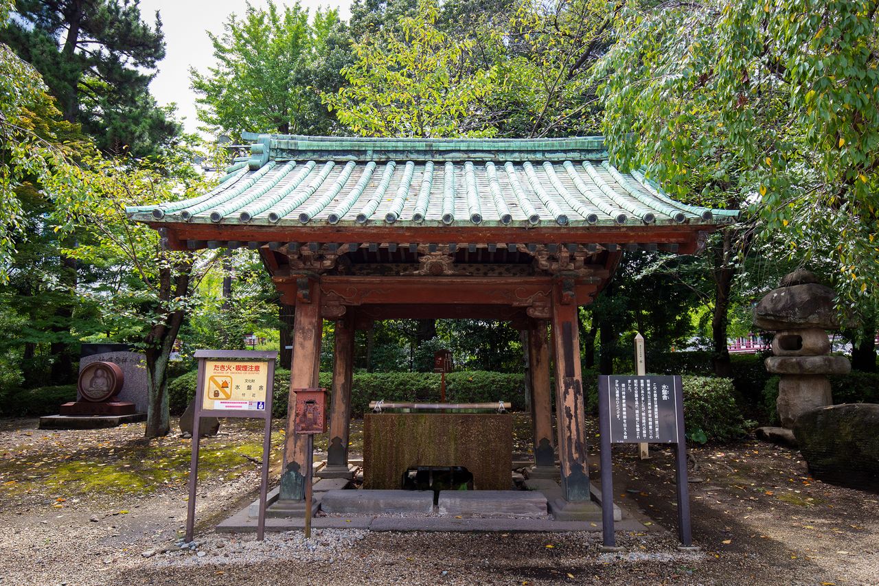 El pabellón de abluciones es una relevante construcción que nos permite imaginar el estilo arquitectónico que tenían los mausoleos de los shogunes Tokugawa.