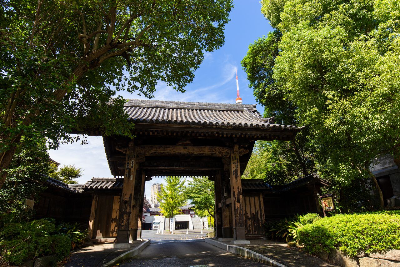 El portal Kuromon, una donación de Iemitsu, tercer shogun Tokugawa, se encuentra al sur del portal Sangedatsumon. 