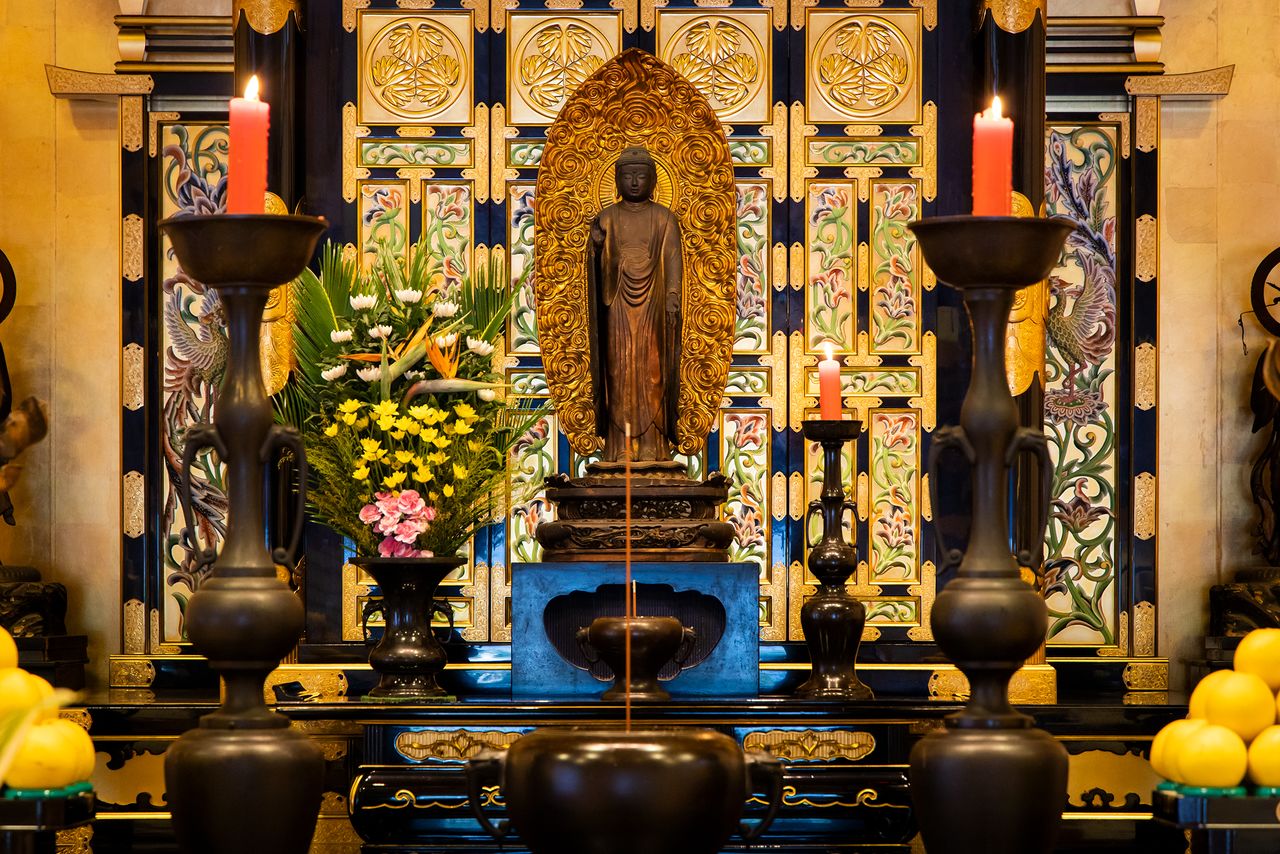 La estatua que resguarda la imagen del Bodhisatva secreto. Se exhibe al público solo tres veces al año, el día 15 de los meses de enero, mayo y septiembre. 