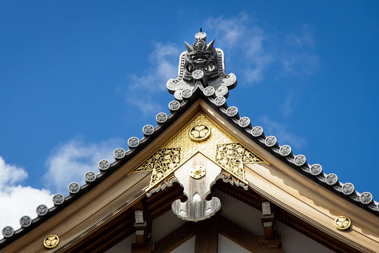 Debajo de la teja de ogro del techo del pabellón Ankoku se encuentra una malva de tres hojas, blasón del clan Tokugawa.