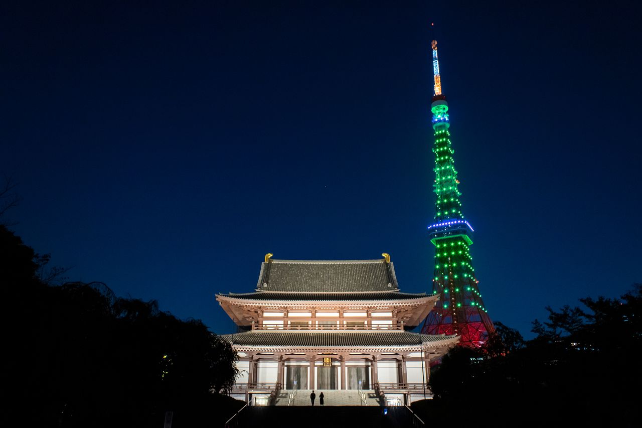La cambiante iluminación de la torre de Tokio da variedad a las noches en el templo Zōjōji. 